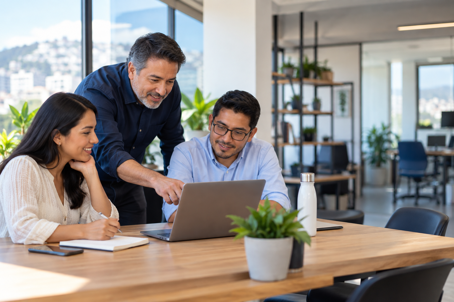 Grupo de profesionales aprendiendo a utilizar herramientas digitales.